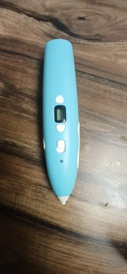 Stylo 3D basse température tenu en main par un acheteur